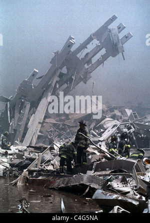 World Trade Center fire/ terrorismo Settembre 11, 2001. Il personale dei servizi di emergenza al di fuori di un WTC. (© Richard B. Levine) Foto Stock