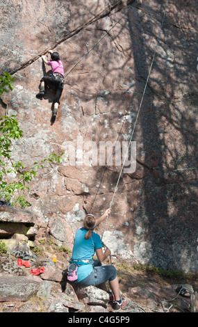 Due femmina arrampicatori godendo di una soleggiata giornata di arrampicata Foto Stock