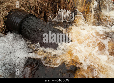 Drainpipe che sputano l'acqua nera , Finlandia Foto Stock