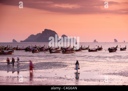 La spiaggia di Ao Nang all'imbrunire, nr Krabi, Thailandia Foto Stock