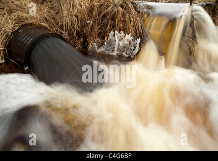 Drainpipe che sputano l'acqua nera , Finlandia Foto Stock