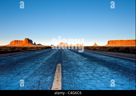 La strada (l'autostrada 163) alla Monument Valley e la visualizzazione classica da mile marker 13 dove Forrest Gump ha smesso di funzionare Foto Stock