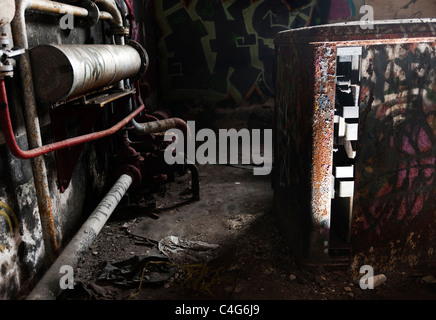 La luce uscente da una cabina elettrica in un urbano viaggio di esplorazione. Foto Stock