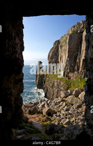 Vista da St Govan cappella del XIII secolo Stackpole Station Wagon Pembrokeshire Parco nazionale del Galles Cymru REGNO UNITO GB Isole britanniche Foto Stock