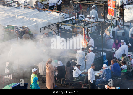 Ristorante a cielo aperto, Djemaa al fna, Marrakech, Marocco Foto Stock
