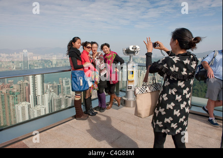 Affacciato sul porto di Hong Kong , opportunità di una foto per i turisti in cima alla Sky Terrace 428 Foto Stock