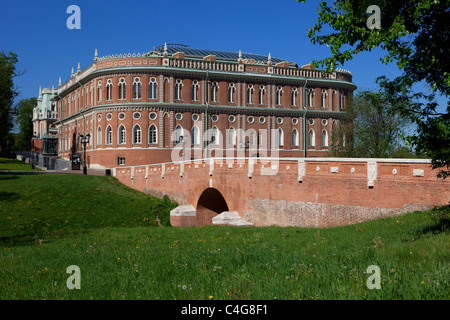 La Casa del pane (cucine) e il ponte in un romantico neogotica (Revival gotico) in stile XVIII secolo Kuskovo Estate a Mosca, Russia Foto Stock