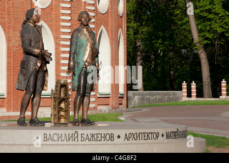 Un monumento per gli architetti Vasiliy Bazhenov (1737-1799) e Matvey Kazakov (1738-1812) che ha costruito il XVIII secolo Kuskovo Palace a Mosca, Russia Foto Stock