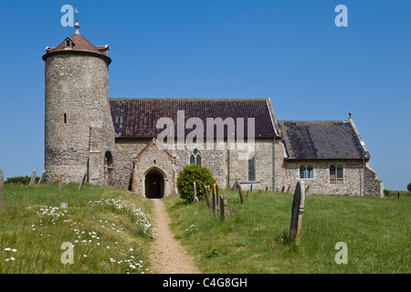 Il percorso con occhio di bue margherite che portano a St Andrews chiesa, poco russamento, Norfolk, Inghilterra, Regno Unito. Foto Stock