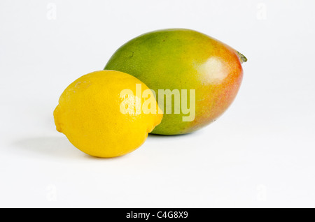 Colorato di mango e limone giallo isolato su uno sfondo bianco. Foto Stock