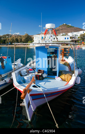 Piccola barca da pesca in Piso Livadi porto, sul Greco Cyclade isola di Paros. Foto Stock