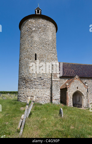 L'unico separatamente free-standing torre normanna di St Andrews chiesa, poco russamento, Norfolk, Inghilterra, Regno Unito. Foto Stock