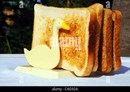 Quattro fette di pane tostato in una novità di oca toast rack. Foto Stock