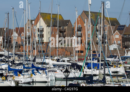 Occupato marina piena di barche e yacht al Porto di sovrani, Eastbourne, lo sviluppo in East Sussex, Inghilterra Foto Stock