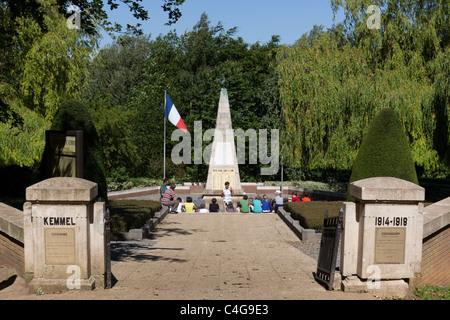 L'ossario contenente resti di francese prima guerra mondiale i soldati a Mont de Kemmel (Kemmelberg) vicino a Ypres in Belgio Foto Stock