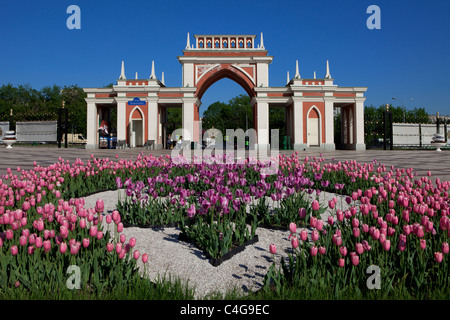 L'ingresso principale al XVIII secolo (neogotico Revival gotico) Kuskovo Estate a Mosca, Russia Foto Stock