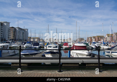 Occupato marina piena di barche e yacht al Porto di sovrani, Eastbourne, lo sviluppo in East Sussex, Inghilterra Foto Stock