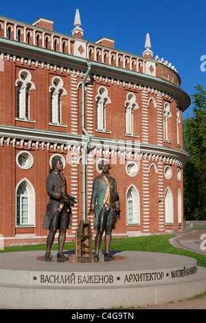 Un monumento per gli architetti Vasiliy Bazhenov (1737-1799) e Matvey Kazakov (1738-1812) che ha costruito il XVIII secolo Kuskovo Palace a Mosca, Russia Foto Stock