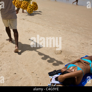 Venditore ambulante di vendita frutta tropicale presso la spiaggia di Ponta Negra beach, città di Natal, a nord-est del Brasile. Foto Stock