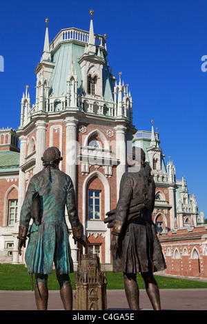 Un monumento per gli architetti Vasiliy Bazhenov (1737-1799) e Matvey Kazakov (1738-1812) che ha costruito il XVIII secolo Kuskovo Palace a Mosca, Russia Foto Stock