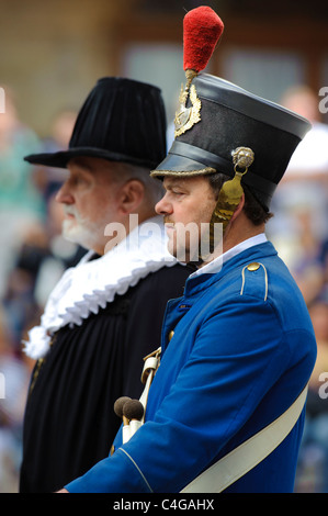 Interprete dell'annuale parata medievale Meistertrunk, vestito in costume storico come soldato in Rothenburg, Germania Foto Stock