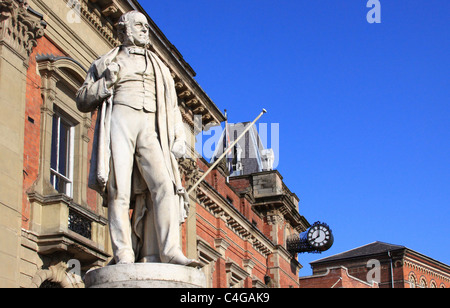 Statua di Sir Rowland Hill di fronte al Municipio, Kidderminster, Worcestershire, Inghilterra, Europa Foto Stock