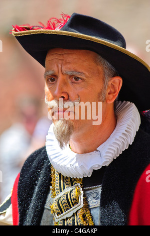 Interprete dell'annuale parata medievale Meistertrunk, vestito in costume storico come soldato in Rothenburg, Germania Foto Stock