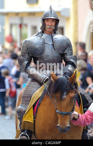 Interprete dell'annuale parata medievale Meistertrunk, vestito in costume storico come soldato del cavallo in Rothenburg, Germania Foto Stock