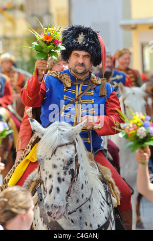 Interprete dell'annuale parata medievale Meistertrunk, vestito in costume storico come soldato del cavallo in Rothenburg, Germania Foto Stock