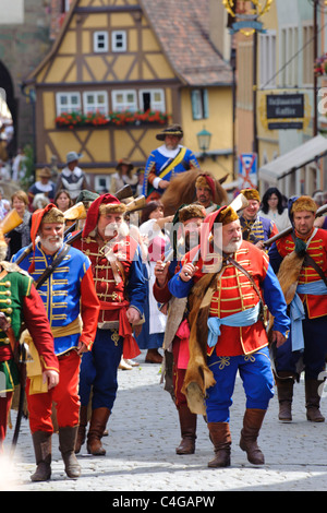 Interprete dell'annuale parata medievale Meistertrunk, vestito in costume storico come soldato in Rothenburg, Germania Foto Stock