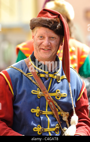 Interprete dell'annuale parata medievale Meistertrunk, vestito in costume storico come soldato del cavallo in Rothenburg, Germania Foto Stock