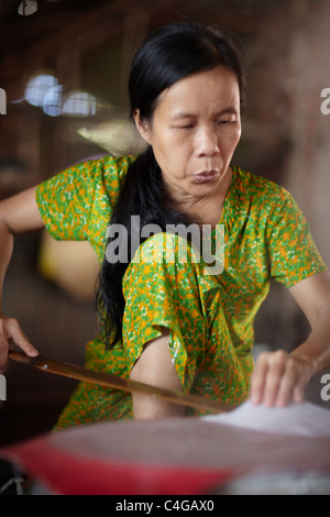 Una donna fare frittelle di riso nr Can Tho, Delta del Mekong, Vietnam Foto Stock