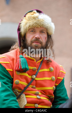 Interprete dell'annuale parata medievale Meistertrunk, vestito in costume storico come soldato del cavallo in Rothenburg, Germania Foto Stock