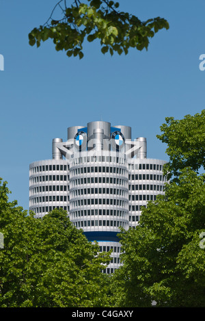 Distante un dettaglio della BMW World Headquarters noto come la BMW-Vierzylinder, o BMW a quattro cilindri in inglese, a Monaco di Baviera, Germania. Foto Stock