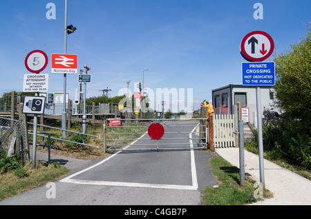 Passaggio a livello ferroviario a Normanni Bay Pevensey Sussex England Foto Stock