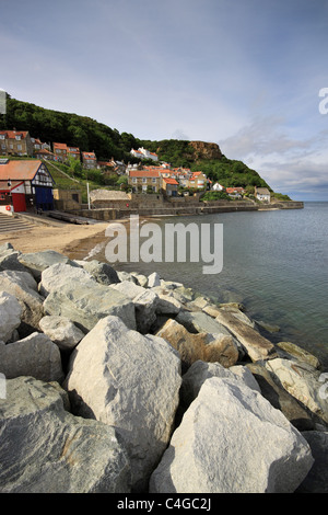 Rocce del mare difese a Runswick Bay, un villaggio di pescatori sulla North Yorkshire coast Foto Stock