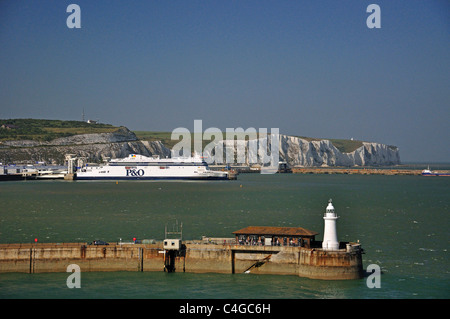 Le Scogliere Bianche di Dover e del faro dal mare, Dover, Kent, England, Regno Unito Foto Stock