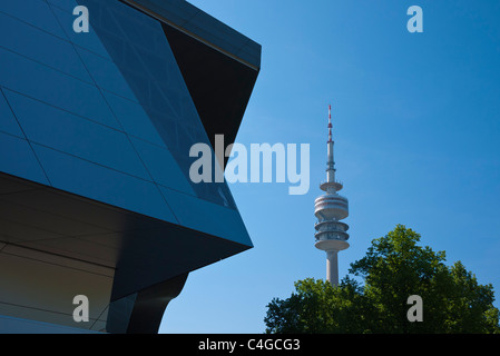 Un dettaglio della Olympic Tower, Olympiaturm, e una porzione del BWM Mondo (Welt) edificio a Monaco di Baviera, Germania. Foto Stock