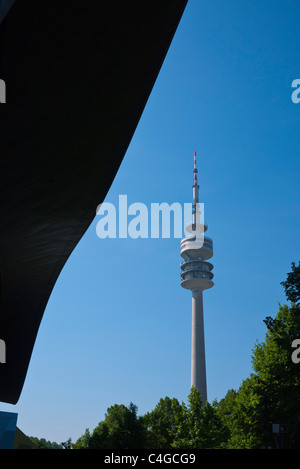 Un dettaglio della Olympic Tower, Olympiaturm, e una porzione del BWM Mondo (Welt) edificio a Monaco di Baviera, Germania. Foto Stock