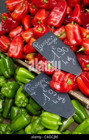 I peperoni in un mercato a Revel, Haute-Garonne, Midi-Pirenei, Francia Foto Stock