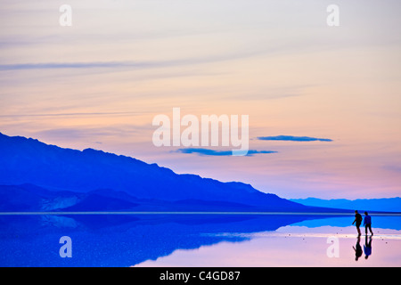 Dopo forti piogge, riempita di acqua bacino Badwater, bacino Badwater, Parco Nazionale della Valle della Morte, CALIFORNIA, STATI UNITI D'AMERICA Foto Stock