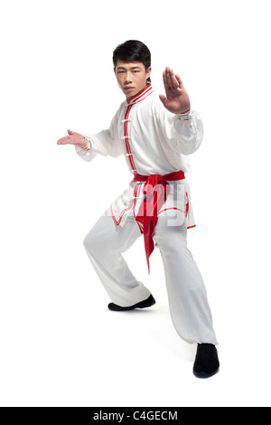 Focalizzato l'uomo facendo arti marziali in indumenti cinesi Foto Stock