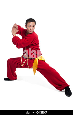 Focalizzato l'uomo facendo arti marziali in indumenti cinesi Foto Stock