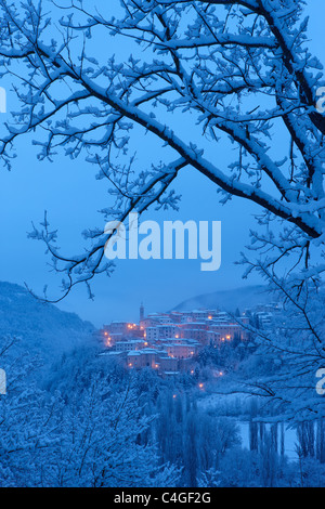 Preci all'alba in inverno, Valnerina, Parco Nazionale dei Monti Sibillini, Umbria, Italia Foto Stock