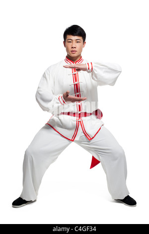 Focalizzato l'uomo facendo arti marziali in indumenti cinesi Foto Stock