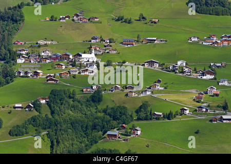 Fontanella, un piccolo villaggio nella grande valle Walser, Austria. Foto Stock