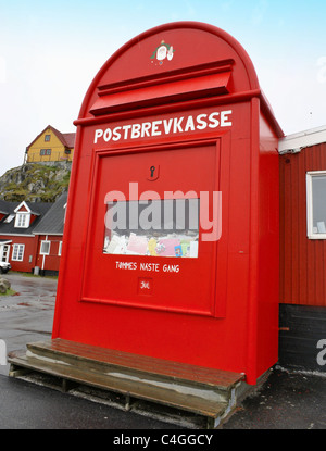 Babbo Natale Rosso Postbox in Nuuk, Groenlandia. postbox più grande al mondo. Foto Stock