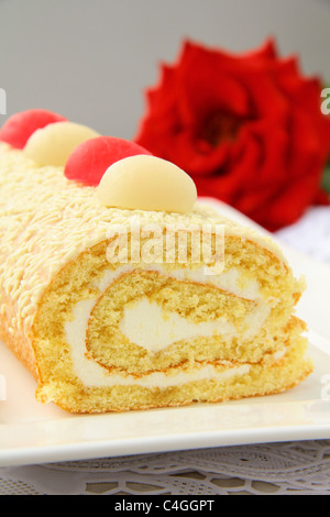 Involtino di biscotto con crema e cioccolato bianco Foto Stock