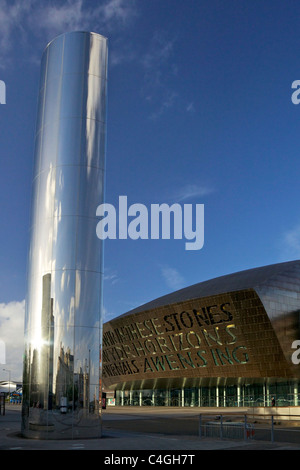 Esterno del Wales Millennium Centre Cardiff Bay, con la poesia di Gwyneth Lewis sulla facciata di rame, South Glamorgan, Galles Cymru Foto Stock