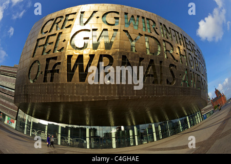 Esterno del Wales Millennium Centre Cardiff Bay, con la poesia di Gwyneth Lewis sulla facciata di rame, South Glamorgan, Galles Cymru Foto Stock